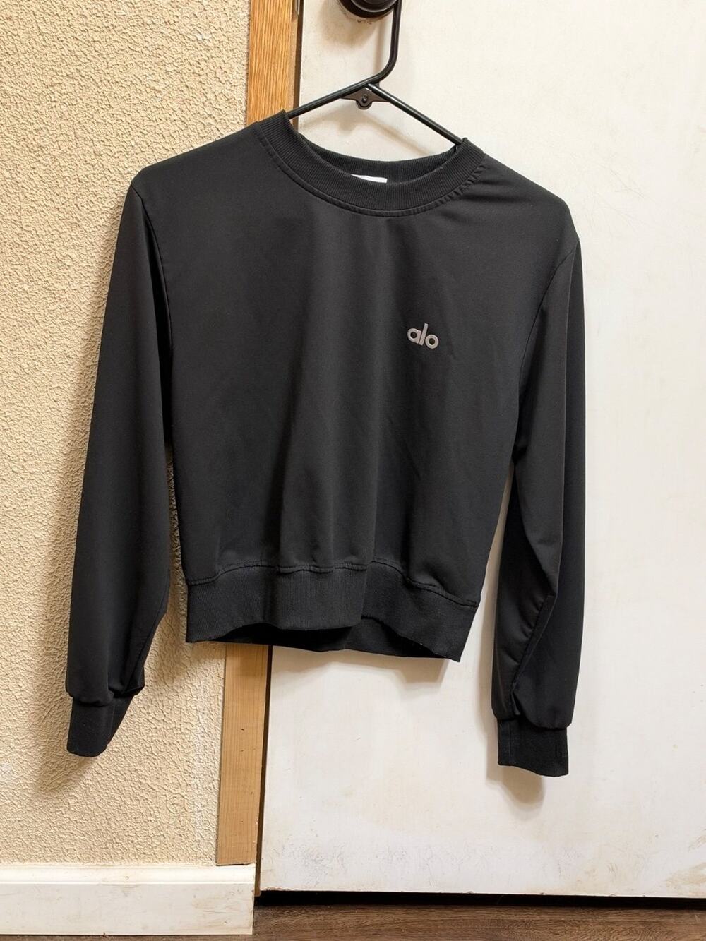Alo Yoga Sweatshirt Womens M Black Crew Neck Long Sleeve Cropped Stretch